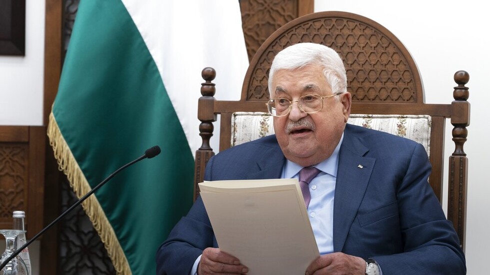 عباس يكلف حسين الشيخ بمهام أمين سر اللجنة التنفيذية لمنظمة التحرير خلفا لعريقات