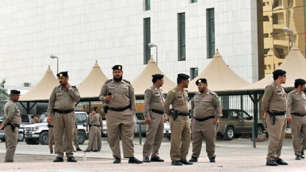الشرطة السعودية تعلن توقيف مواطن اعتدى على ممرضة.. فيديو