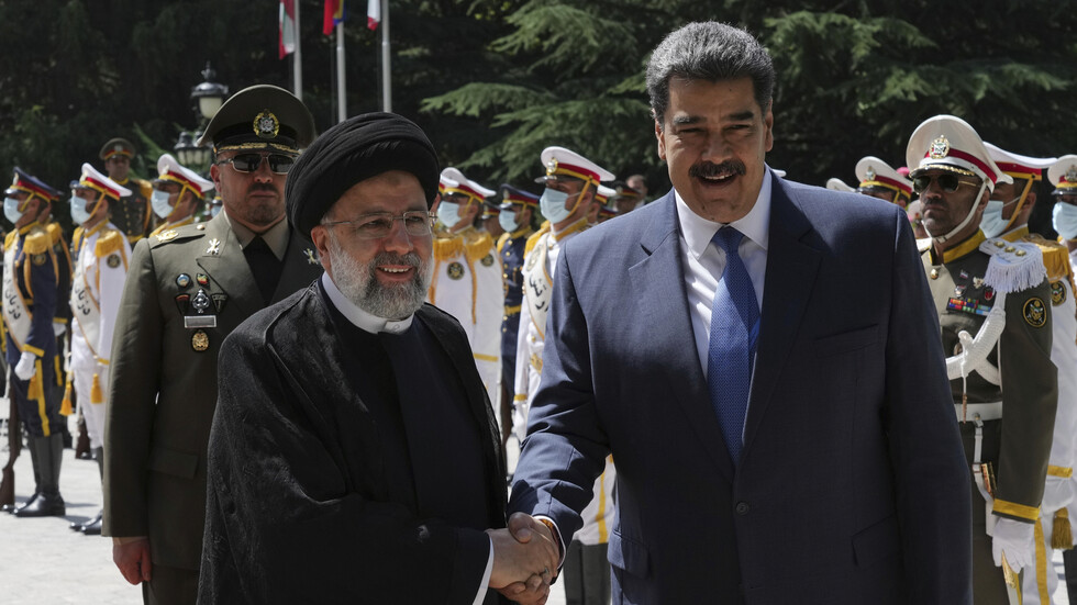 مادورو بعد لقائه رئيسي: سنعزز تعاوننا العسكري مع إيران وسنرى كيف نواجه العالم الجديد