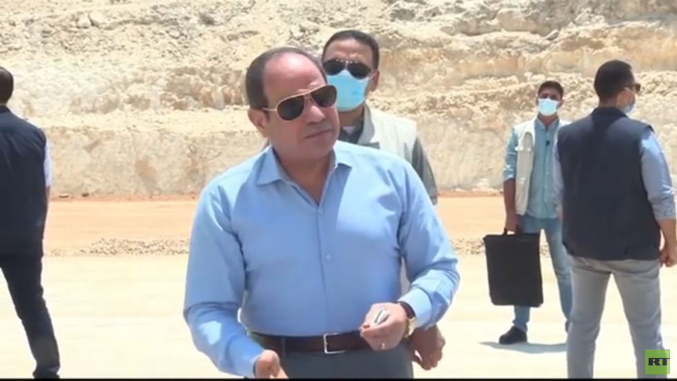 "ناس بتحاول تحط تراب على شغلكم".. السيسي يعلق على تطوير طريق الساحل (فيديو)