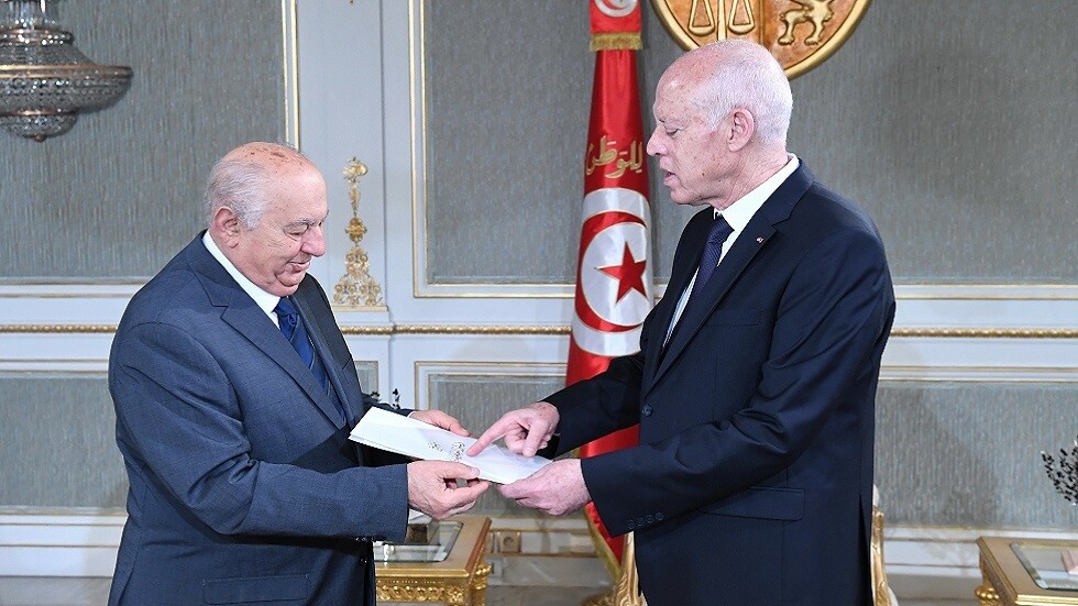 رئيس لجنة الدستور التونسية ينأى بنفسه عن المسودة التي نشرها سعيد ويحذر من "مطبات" فيها