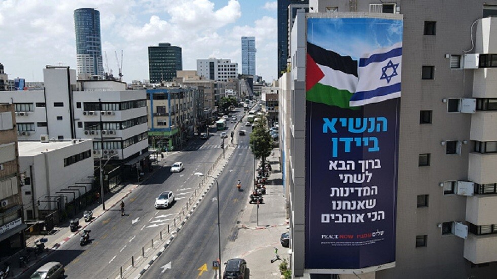 علم فلسطيني ضخم وسط تل أبيب يثير أزمة والسلطات الاسرائيلية تطلب إزالته