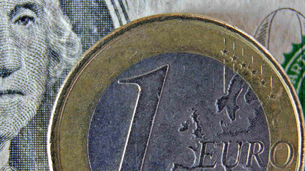 في بورصة موسكو.. تعادل سعر صرف الدولار واليورو مقابل الروبل
