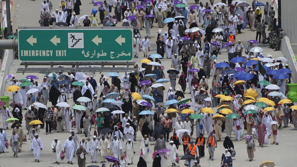 السعودية.. لص يحاول سرقة دراجة نارية ورجل أمن وعدد من الحجاج يقبضون عليه (فيديو)