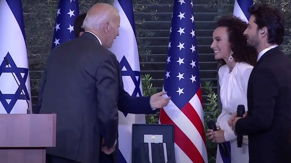 مغنية إسرائيلية شهيرة تضع بايدن في موقف محرج (فيديو)