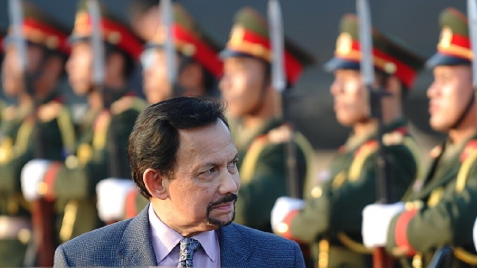 يتربع على العرش منذ 1967.. سلطان بروناي يمتلك 7000 سيارة فاخرة وطائرة خاصة مطلية بالذهب