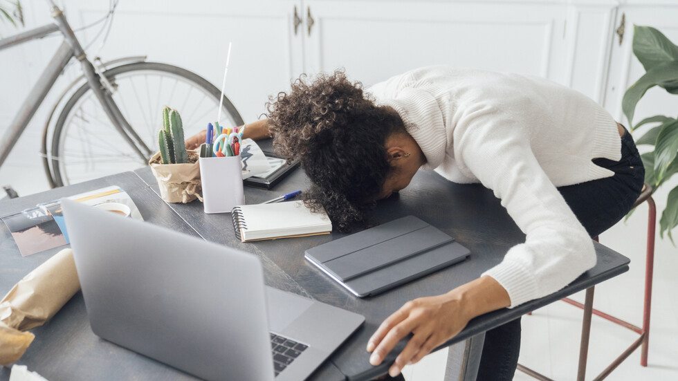 خمسة أعراض جسدية قد لا تدركها يمكن أن تكون ناجمة عن الإرهاق