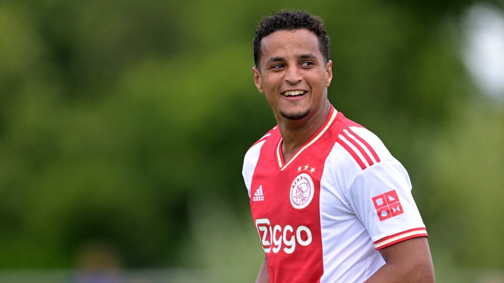 لاعب مغربي يغيب عن معسكر أياكس بسبب تهديدات بالقتل