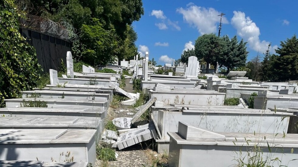 المتحدث باسم أردوغان يعلق على حادثة تحطيم قبور يهودية في إسطنبول (صور)