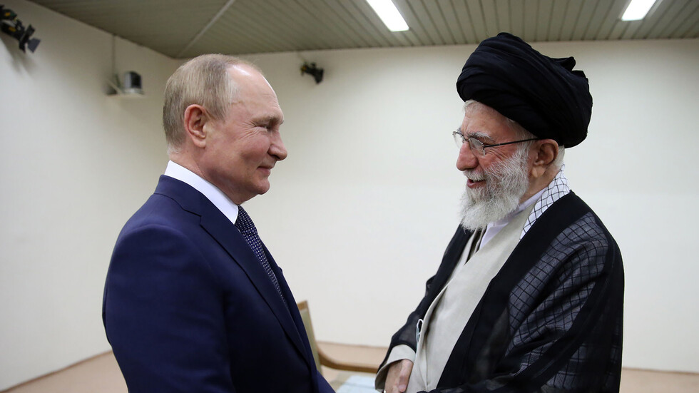 السفير الإيراني لدى موسكو يكشف تفاصيل ما دار في لقاء الرئيس فلاديمير بوتين وعلي خامنئي