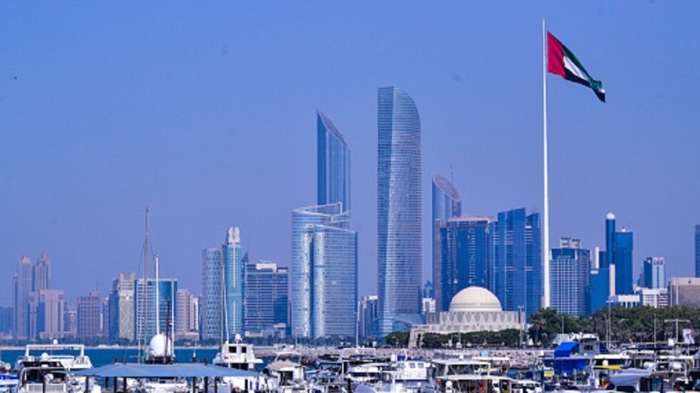 الإمارات.. الحبس والإبعاد لـ 7 آسيويين سرقوا وأتلفوا سيارات في عجمان