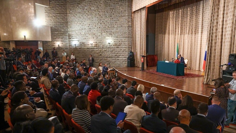 أزمات مفتعلة وأموال وهمية.. لافروف يوضح للأصدقاء الأفارقة حقيقة الغرب
