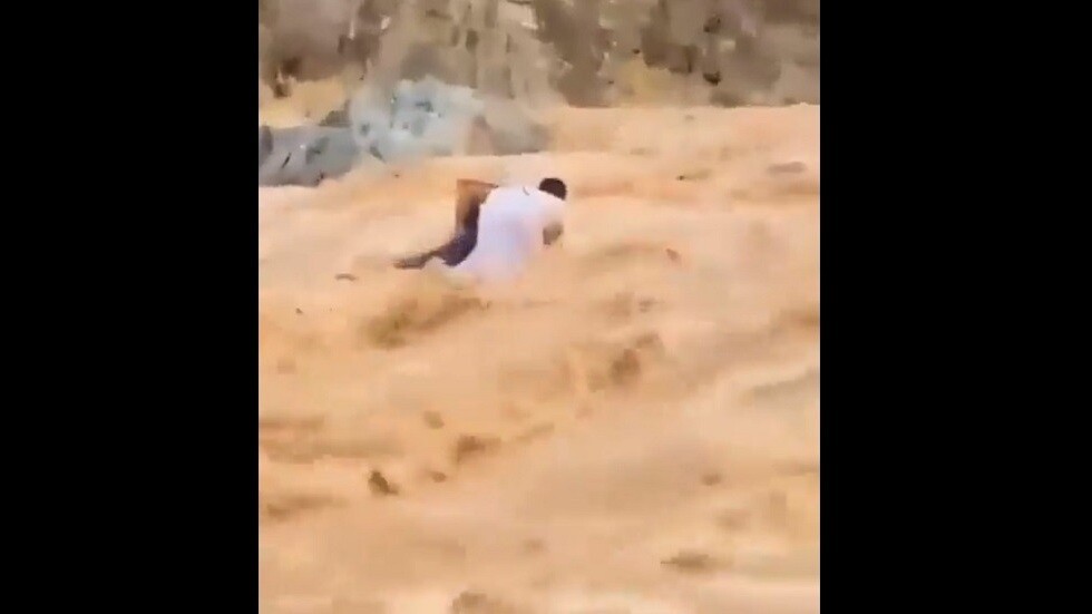 رجل شجاع ينقذ طفلين من سيول جارفة (فيديو)