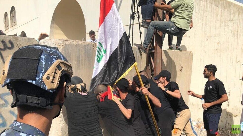 العراق.. أنصار الصدر يعودون للتظاهر ويحاولون دخول المنطقة الخضراء (صور + فيديو)