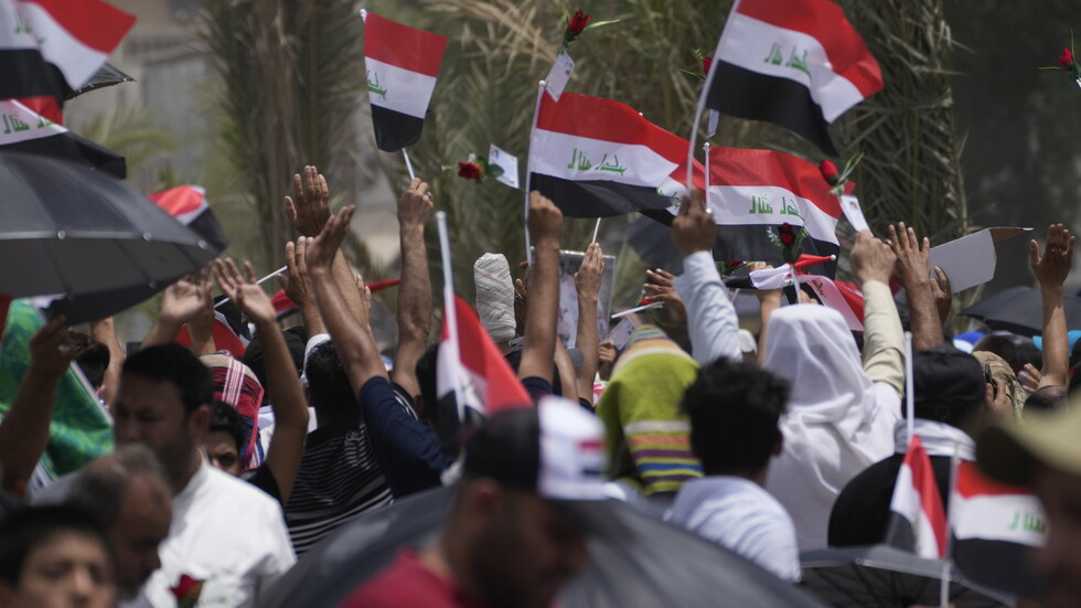 العراق..أكثرمن 120جريحا في صدامات بين أنصار الصدر والقوى الأمنية جراء الاحتجاجات (فيديوهات+صور)