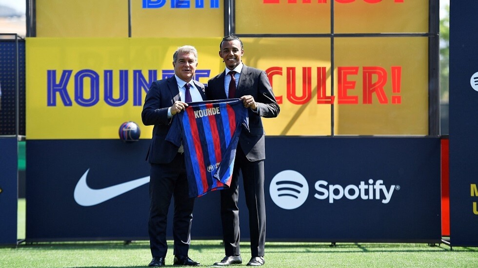 رسميا.. برشلونة يوقع مع كوندي (فيديو)