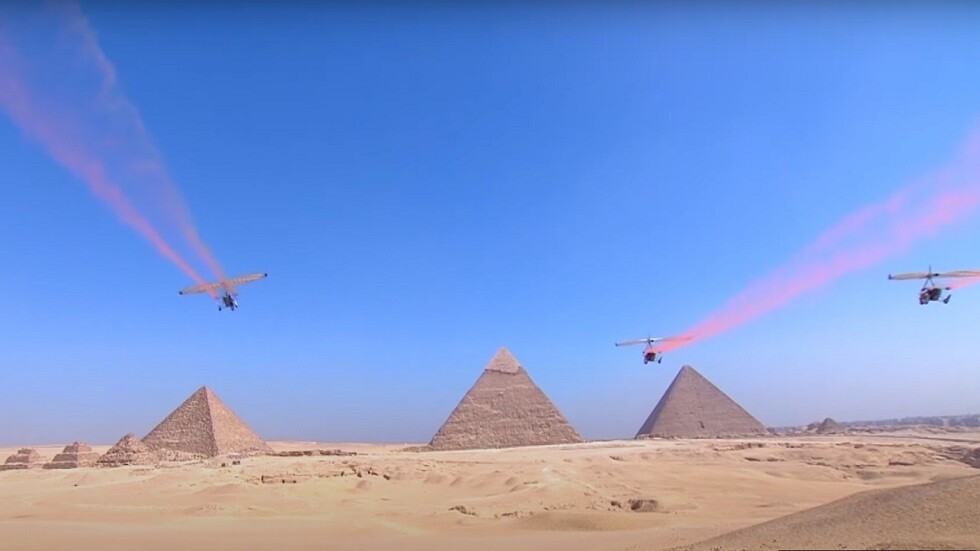 عرض جوي مبهر فوق الأهرامات خلال فعاليات العرض الجوي المصري الكوري الجنوبي (فيديو)