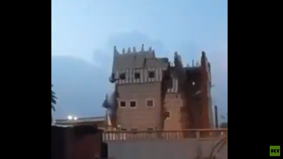 شاهد..انهيار منزل طيني في السعودية بسبب تجمعات مياه الأمطار (فيديو)