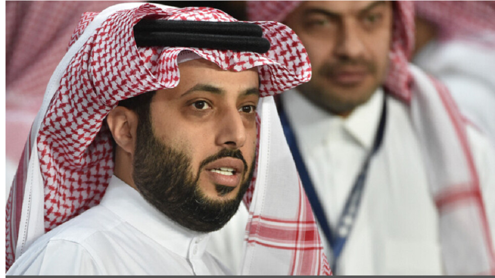 تركي آل الشيخ يفقد أعصابه خلال مباراة ألميريا والهلال (فيديو)