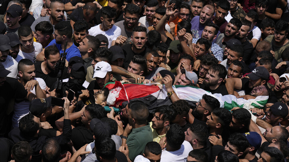 بمشاهد مؤثرة.. والدا الشاب إبراهيم النابلسي يحملان جثمانه ابنهما الذي اغتاله الجيش الإسرائيلي