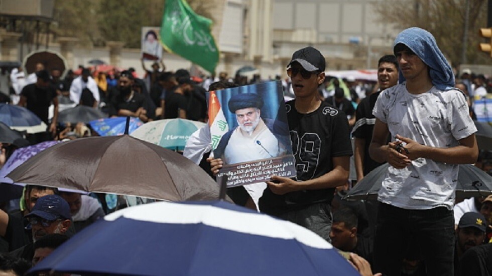 العراق.. الأمن يغلق الجسر المعلق منعا لوقوع اشتباكات بين أنصار الصدر و"الإطار التنسيقي"
