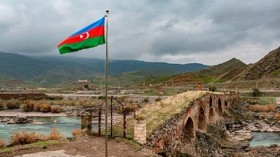 الجيش الأذري يعلن تعرض مواقعه للقصف على الحدود مع أرمينيا وفي قره باغ