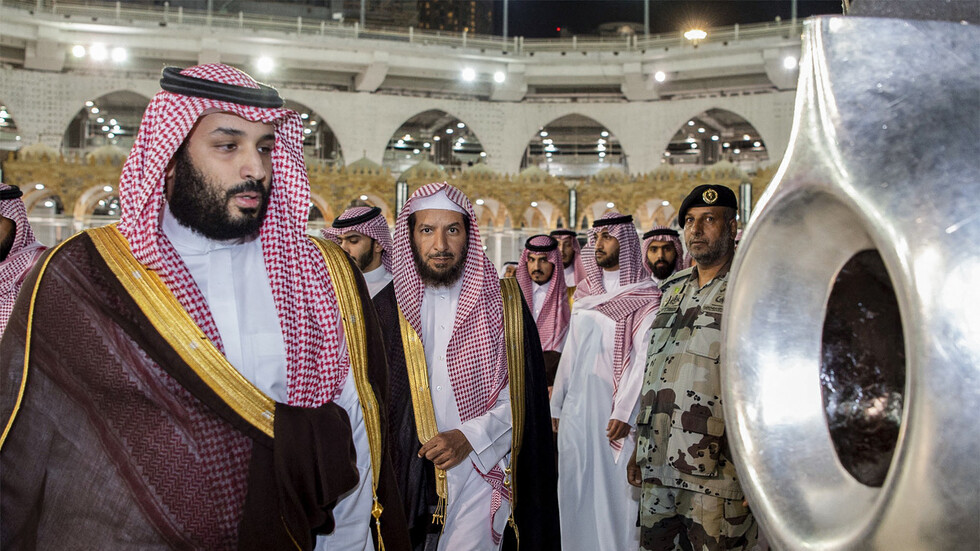 محمد بن سلمان يشارك في غسل الكعبة رفقة عدد من الأمراء (فيديو + صور)
