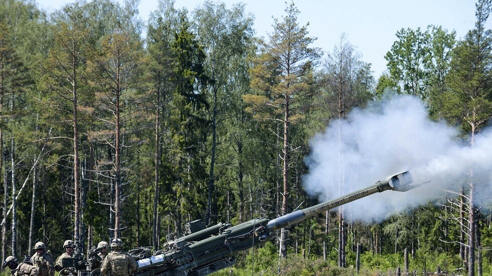 أوكرانيا تستلم ستة مدافع هاوتزر M109 أمريكية من لاتفيا