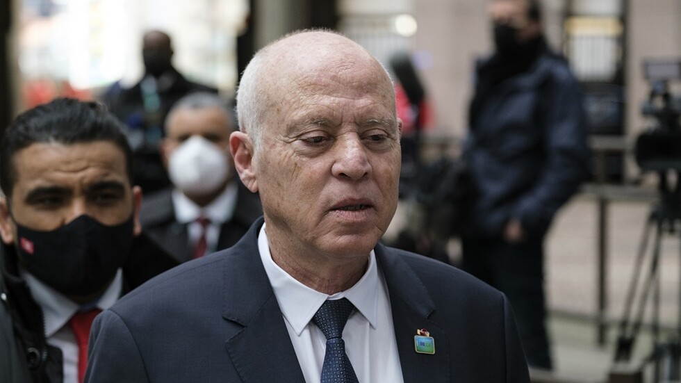 الرئيس التونسي يصادق على الدستور الجديد: يوم تاريخي من الأيام الخالدة