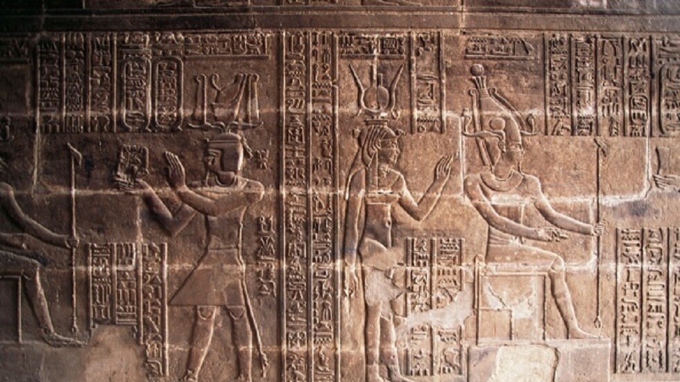 مصر.. ضبط 12 شخصا بحوزتهم قطع أثرية استخرجوها من منزلين مجاورين لمعبد إسنا في الأقصر (صور)