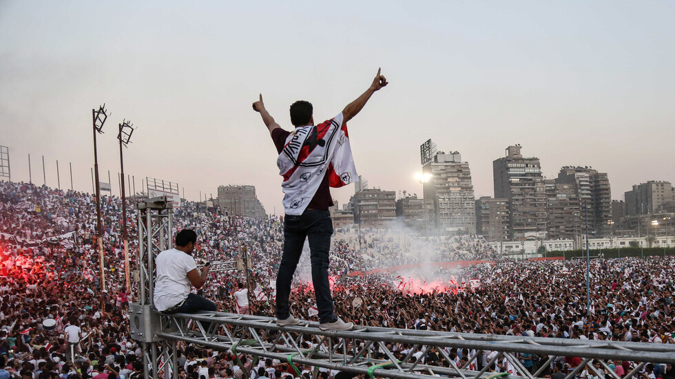 "عشان حب الكيان".. مصري صاحب مخبز يحتفل بفوز الزمالك بالدوري على طريقته الخاصة (فيديو)
