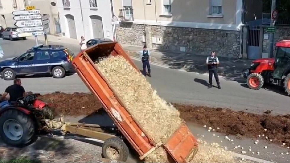 بالروث والحجارة.. مزارعون فرنسيون يحتجون على حظر حكومي للري بسبب الجفاف
