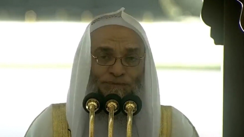 هدموا البيوت ودمروا القيم.. خطيب الحرم المكي يحذر من مشاهير التواصل الاجتماعي (فيديو)