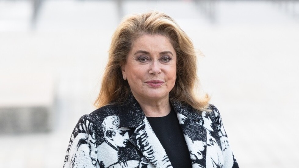 فنانة فرنسية شهيرة تحصل على جائزة الأسد الذهبي وترفض التقاعد