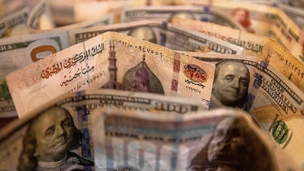 موقع مصري يضع 10 توقعات لسعر الدولار في مصر خلال الأيام المقبلة