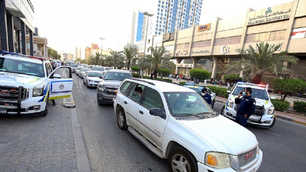 الكويت.. القبض على وافد تشبّه بالنساء لسرقة محل مجوهرات