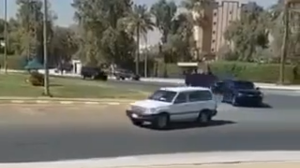 العراق.. سيارات مسؤولين تغادر المنطقة الخضراء على عجل عقب اقتحامها