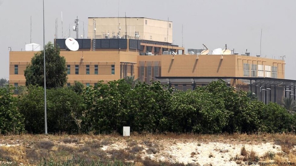العراق.. مصدر أمني ينفي هبوط طائرة عسكرية فوق مبنى السفارة الأمريكية لإجلاء بعض الشخصيات