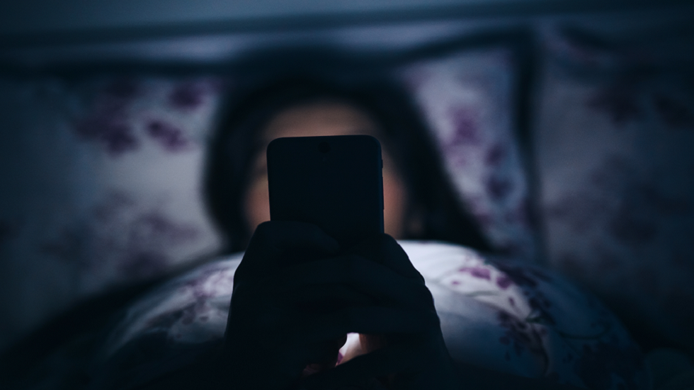 هاتفك الذكي أو تلفزيونك الحديث يهددانك بشيخوخة مبكرة