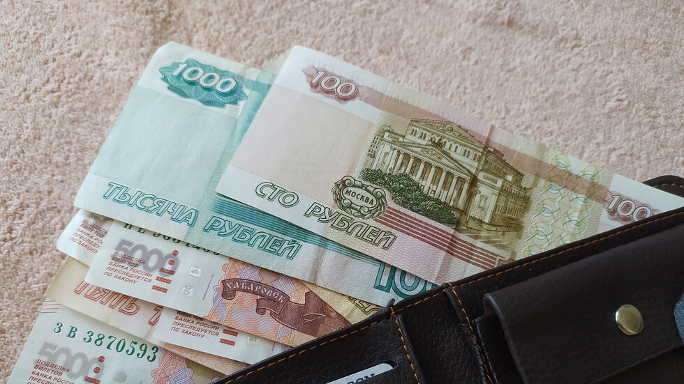 ماذا ينتظر الروبل في المستقبل القريب؟.. مسؤول رفيع في أكبر مصرف روسي يجيب