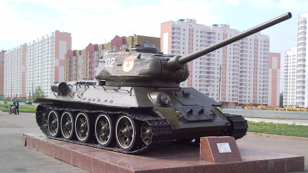 نصب دبابة T-34 تذكارية على الحدود المتاخمة لإستونيا