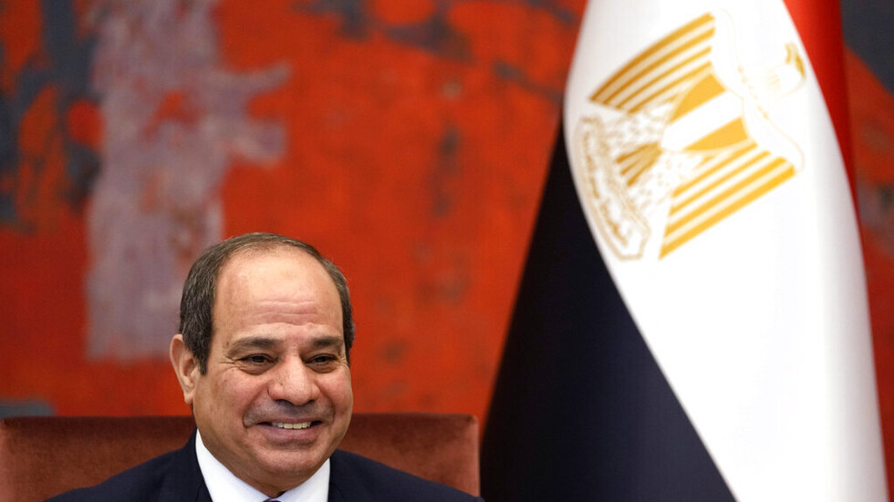 السيسي يتفقد استاد القرية الأولمبية بهيئة قناة السويس (فيديو)