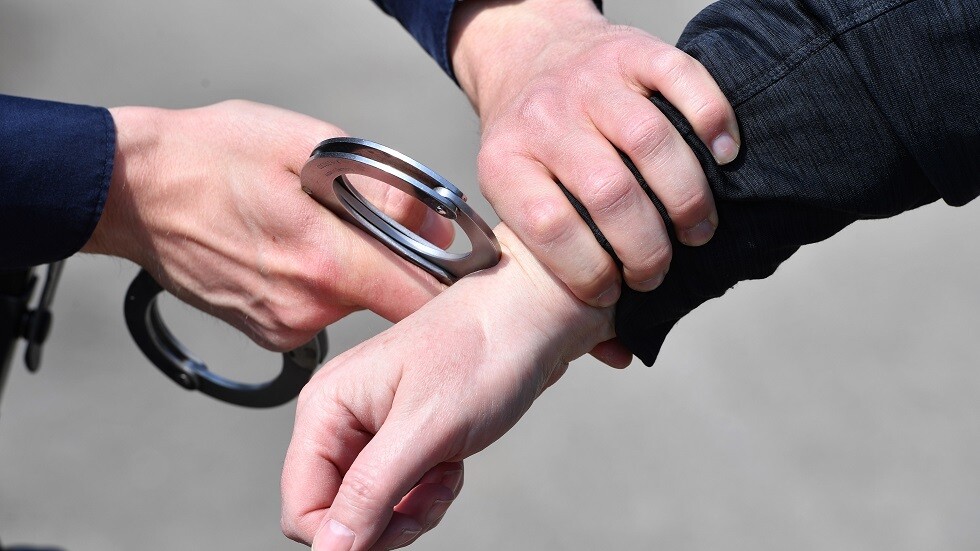 خدعة عملياتية للقبض على المتآمرين.. مسؤول يقوم من بين الأموات