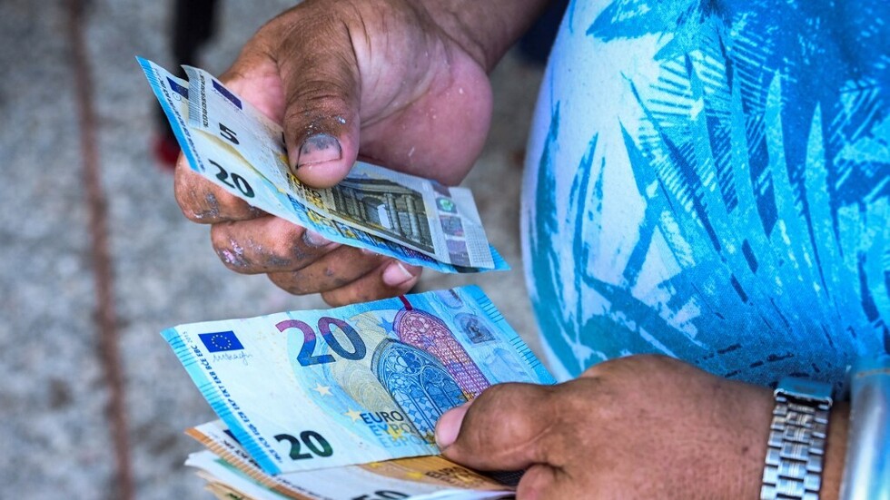 المركزي الأوروبي يمهد لزيادة الفائدة مجددا لكبح التضخم