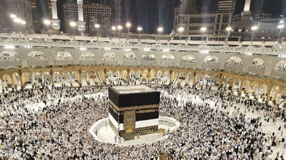 السعودية توقف يمنيا ادعى أداء العمرة لروح الملكة إليزابيث الثانية (صورة + فيديو)
