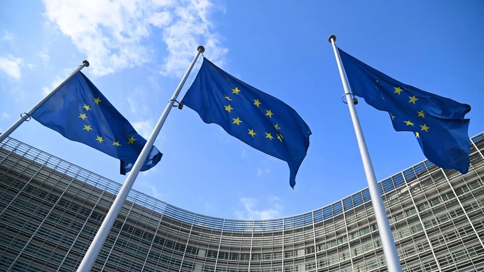 "الغارديان": المفوضية الأوروبية تمتنع عن فرض قيود على سعر الغاز الروسي