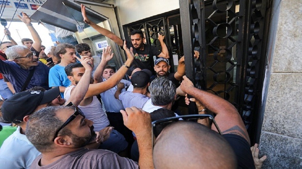 مصدر يكشف مصير ودائع المصريين في بنوك لبنان