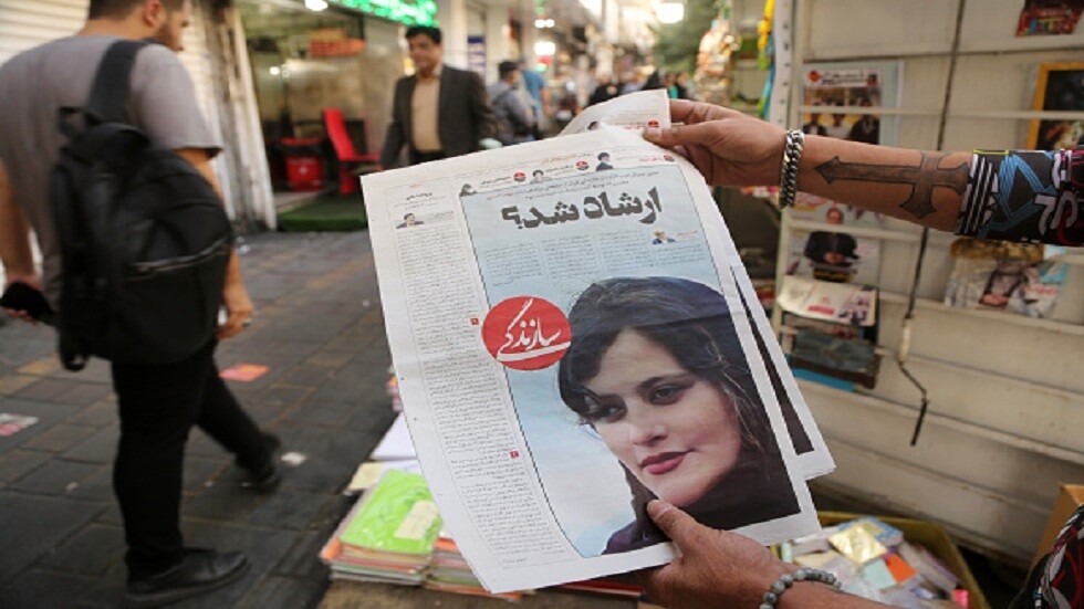 "الأمر بالمعروف" في إيران: عدم الالتزام بالحجاب الكامل لا يجب أن تعتبر جريمة تستوجب الاعتقال