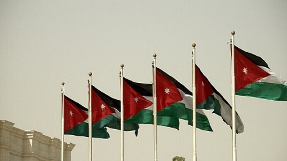 انهيار جسر للمشاة على سيارات وسط العاصمة الأردنية عمان