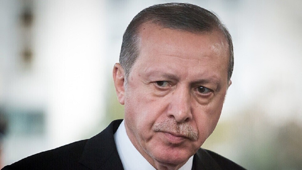 سياسي تركي يتنبأ بـ"أكبر فضيحة في تاريخ تركيا الحديث" ويطالب أردوغان بشر صور عن أيام دراسته الجامعية